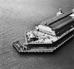Hastings-Pier-end-1950